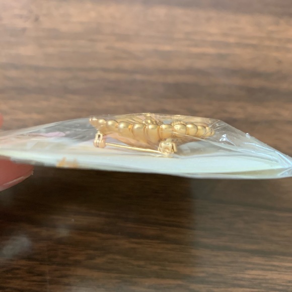 Gold Plated SeaShell Pin - Picture 5 of 5